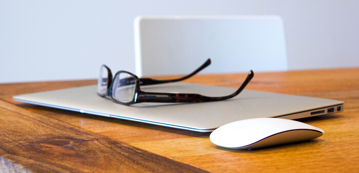 Schreibtisch Workspace Maus Laptop Brille