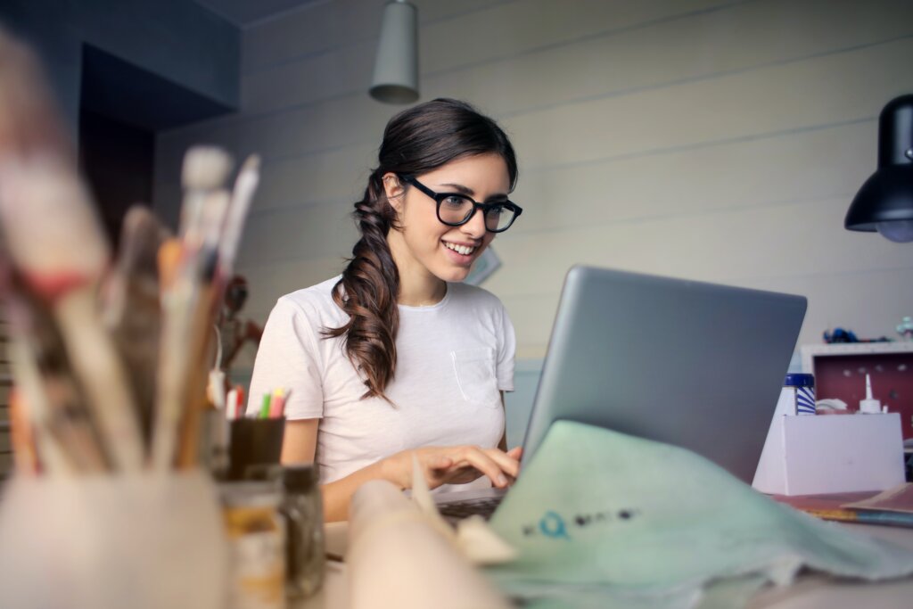 Frau am Schreibtisch arbeitet am Laptop an ihrer Produktivität